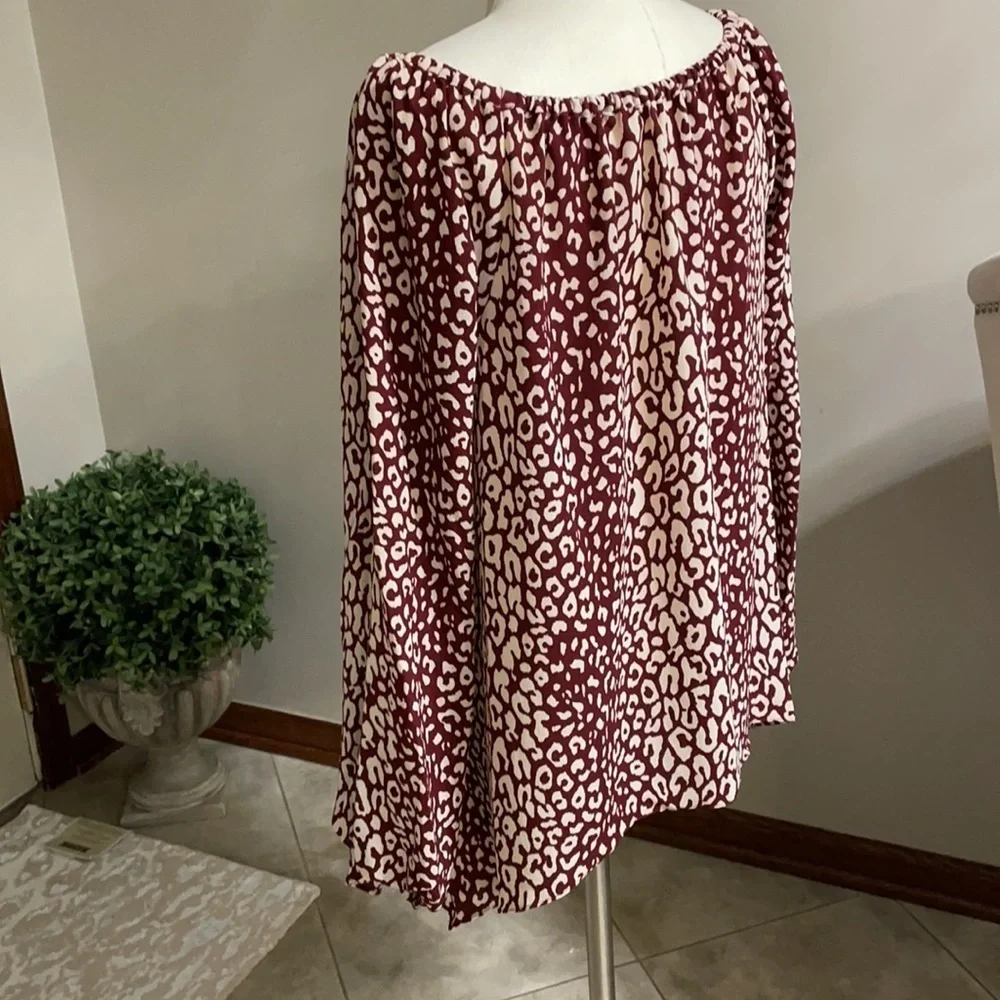 Michael kors. Like NEW on/off the shoulder L/S asymmetrical tunic. Flowy animal